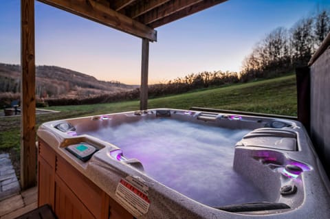 New & Stunning Chalet! Reno'd, Hot-Tub, Barrel Sauna, Slope Views, Fire Pit House in Cattaraugus