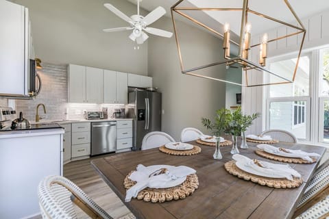 NEWLY Renovated Short Walk to Beach and Beach Club - Sleeps 12 House in Fripp Island