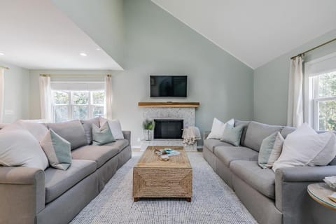 NEWLY Renovated Short Walk to Beach and Beach Club - Sleeps 12 House in Fripp Island