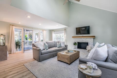 NEWLY Renovated Short Walk to Beach and Beach Club - Sleeps 12 House in Fripp Island