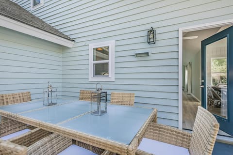 NEWLY Renovated Short Walk to Beach and Beach Club - Sleeps 12 House in Fripp Island