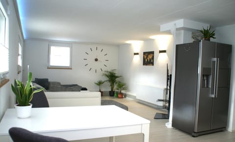 Living room, Seating area, Dining area, oven