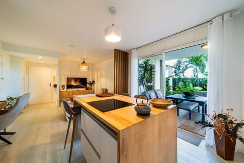 Kitchen or kitchenette, Living room, Seating area