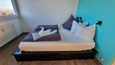 Bed, Bedroom, towels