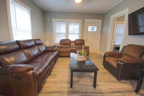 Large 6BR, 2 bath in Niagara Falls House in Niagara Falls