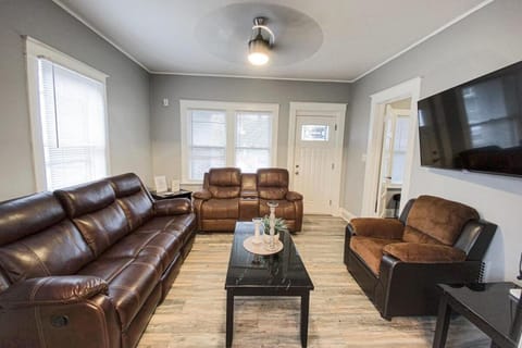 Large 6BR, 2 bath in Niagara Falls House in Niagara Falls