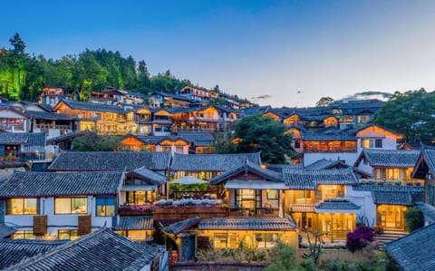 Property building, Neighbourhood, Natural landscape, Bird's eye view, City view, Mountain view, Street view
