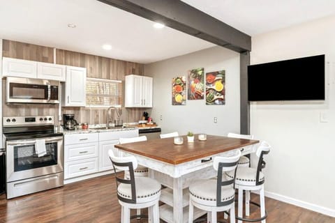 TV and multimedia, Kitchen or kitchenette, Dining area, dishwasher, minibar, pet friendly, toaster