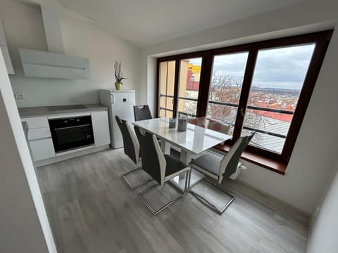 Kitchen or kitchenette, Dining area, City view, pet friendly, stove