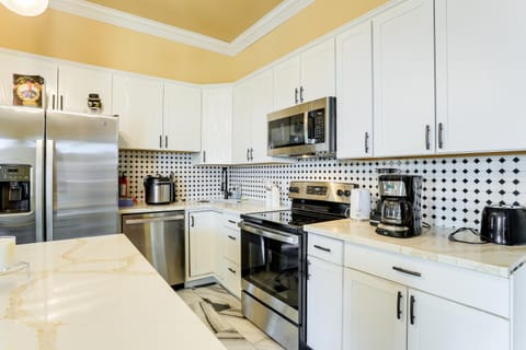 Easy Dtwn NOLA Commute! Elegant Home with Yard House in Viavant-Venetian Isles