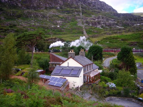 Property building, Nearby landmark, Neighbourhood, Natural landscape, Hiking, Hiking, Mountain view, Parking