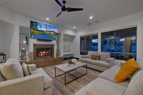 TV and multimedia, Living room, Seating area, fireplace