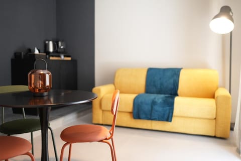 Coffee/tea facilities, Living room, Seating area