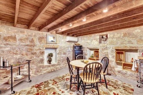 The Rock House Hideaway - TANK HOUSE Apartment in Fredericksburg