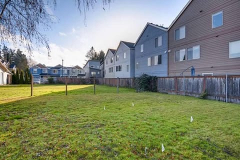Beautiful 2 Bedroom Unit w/ FAST FREE WIFI House in Beaverton