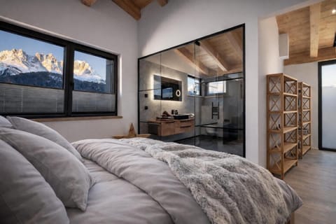 Bed, TV and multimedia, Photo of the whole room, Bedroom, Mountain view