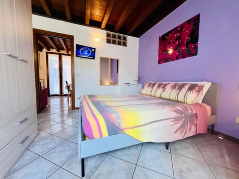 Bed, TV and multimedia, Bedroom