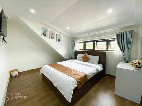 Bed, Natural landscape, TV and multimedia, View (from property/room), View (from property/room), hair dresser