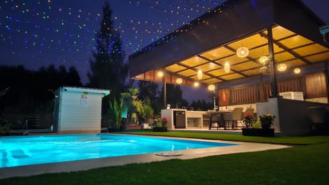 Restaurant/places to eat, Swimming pool