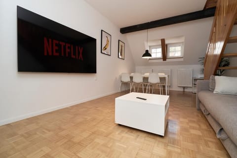 TV and multimedia, Seating area, Dining area
