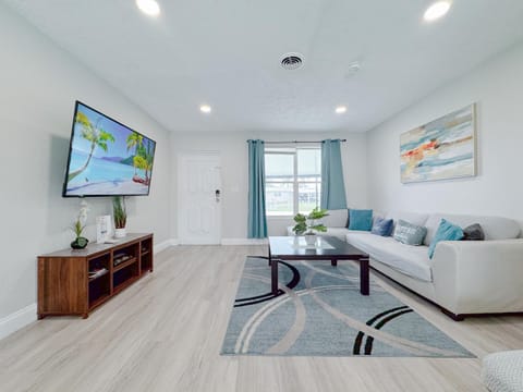 Private Pool Villa Tropical Retreat Near Beach House in Fort Lauderdale