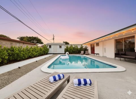 Private Pool Villa Tropical Retreat Near Beach House in Fort Lauderdale
