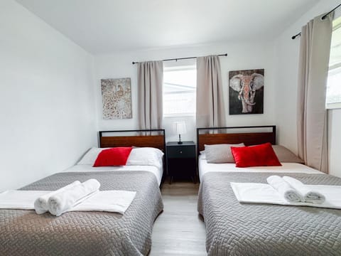 Private Pool Villa Tropical Retreat Near Beach House in Fort Lauderdale