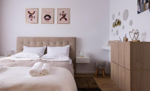 Bed, Bedroom, towels