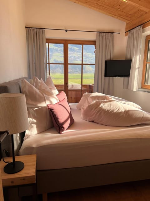 Bed, Natural landscape, Photo of the whole room, Bedroom