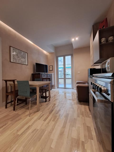 Kitchen or kitchenette, Living room, Seating area, Dining area