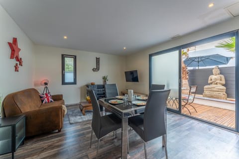 Living room, Dining area