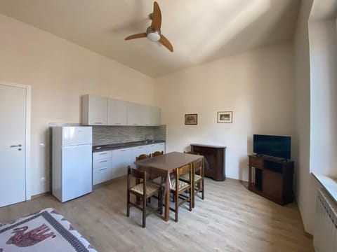 TV and multimedia, Kitchen or kitchenette, Living room, Dining area, fireplace
