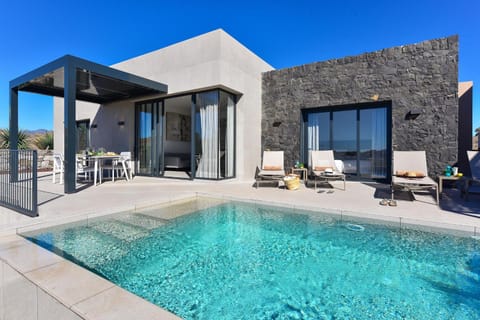 Property building, Solarium, Balcony/Terrace, Swimming pool, sunbed