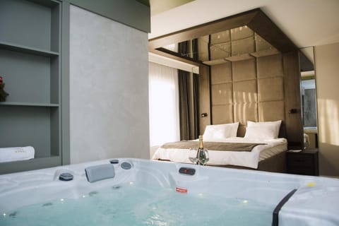 Bed, Hot Tub, Bathroom, Photo of the whole room, Bedroom, Bath, towels