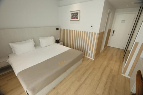 Bed, Photo of the whole room, Bedroom, internet, wardrobe