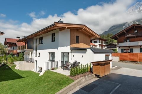 Property building, Day, Balcony/Terrace