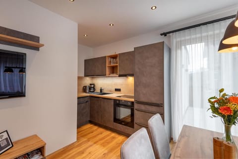 Coffee/tea facilities, Kitchen or kitchenette, Dining area, oven, stove