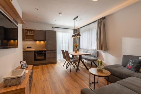 TV and multimedia, Kitchen or kitchenette, Living room, Seating area, Dining area