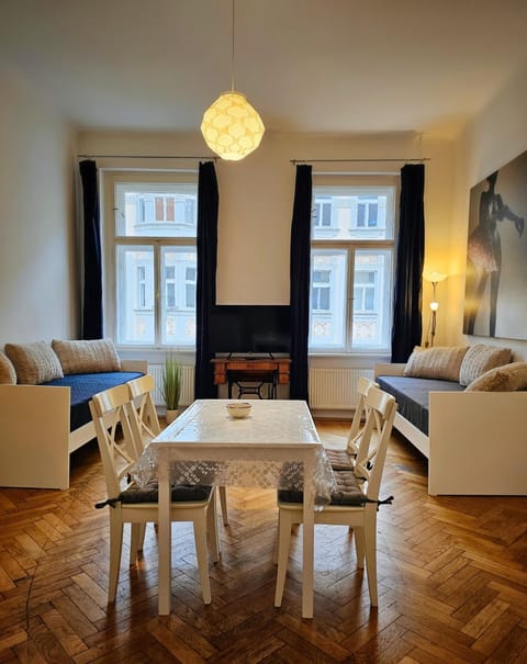 Bed, Living room, Photo of the whole room, Seating area