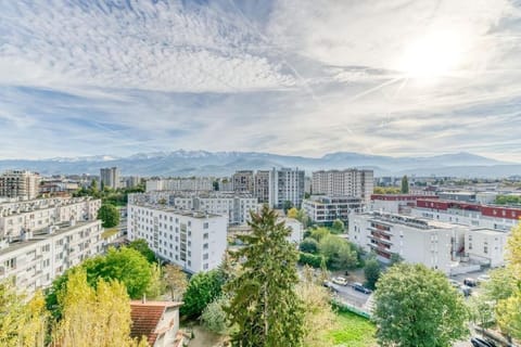 Studio parking gratuit, wifi - fibre, confort éclairé Apartment in Grenoble