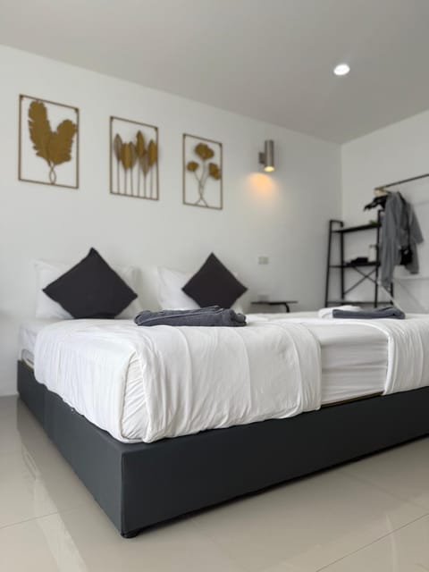 Bed, Photo of the whole room, Bedroom, Text overlay, safe, towels, wardrobe