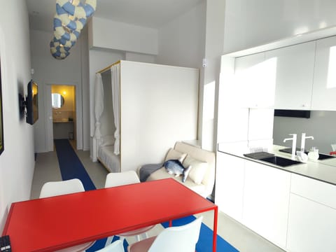 TV and multimedia, Kitchen or kitchenette, Living room, Seating area, Dining area