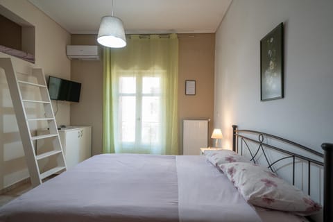 Bed, TV and multimedia, View (from property/room), Bedroom