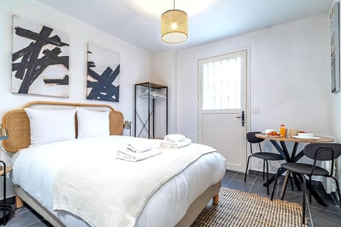 Bed, Photo of the whole room, Dining area