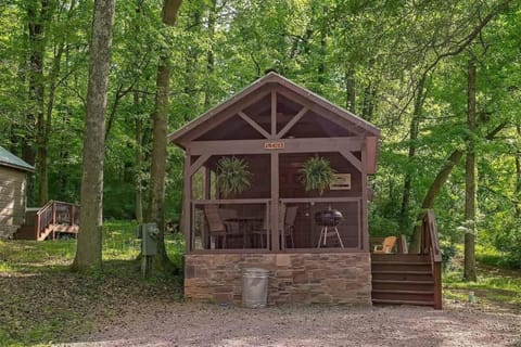 Lena Cabin Wooded Tiny Cabin - Hot Tub Cabin in Chattanooga