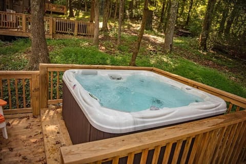 Lena Cabin Wooded Tiny Cabin - Hot Tub Cabin in Chattanooga