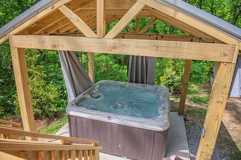 Maggie Cabin Enjoy Nature From A Forest Hot Tub Cabin in Chattanooga