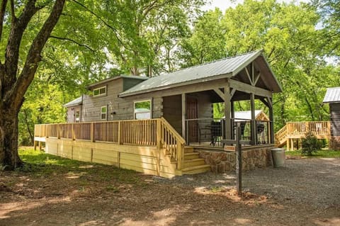 Maggie Cabin Enjoy Nature From A Forest Hot Tub Cabin in Chattanooga