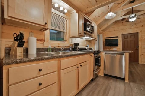 Nana Cabin Tiny Log Home Comfort In Rustic Bliss Cabin in Chattanooga