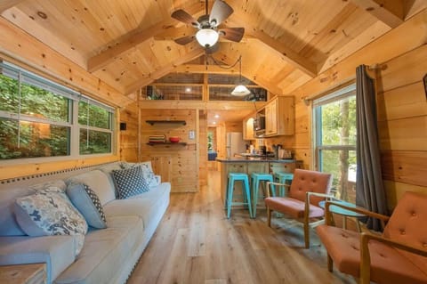 Papa Cabin Tiny Log Home Comfort In Rustic Bliss Cabin in Chattanooga